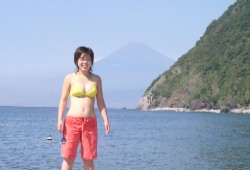 夏の富士山をバックに